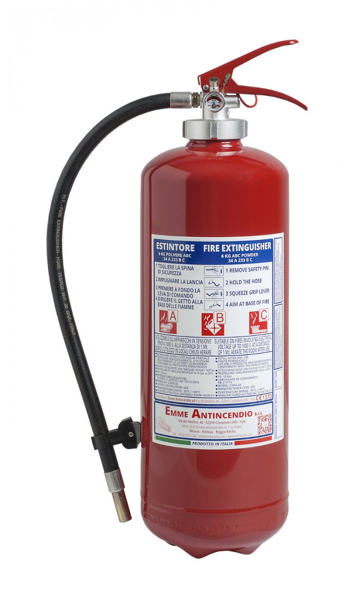 Coche portátil extintor de incendios de polvo seco aislado sobre fondo  blanco Fotografía de stock - Alamy